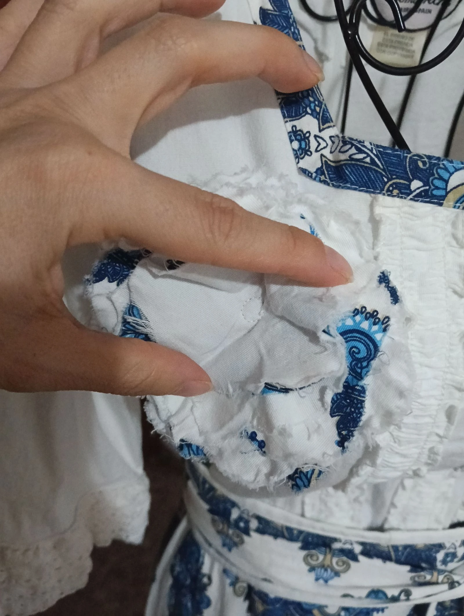 Witte blousejurk met kant, bedrukte rok en bijpassende riem – photo 6
